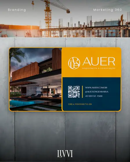 Placa de obra da AUER Engenharia e Construção em azul e amarelo com QR code e registro CREA