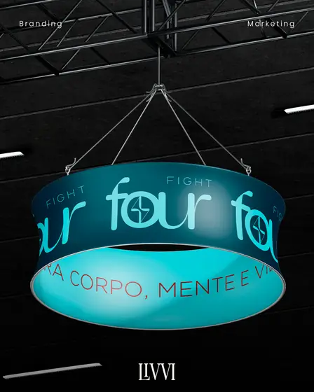 Banner circular suspenso com a logomarca da Four Fight e a assinatura para corpo, mente e vida