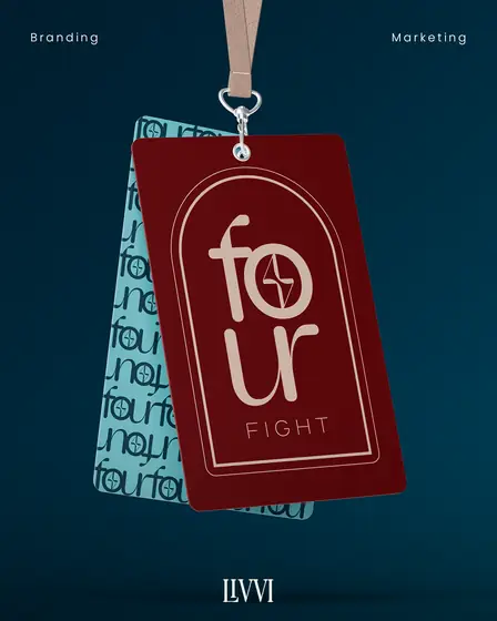 Crachá de acesso da Four Fight em vinho com a padronagem da marca no verso