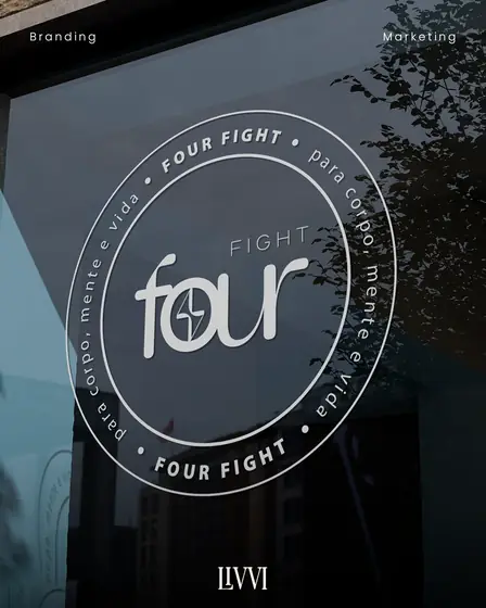 Fachada de vidro com o selo circular da Four Fight aplicado em jateado, projeto de branding da Livvi