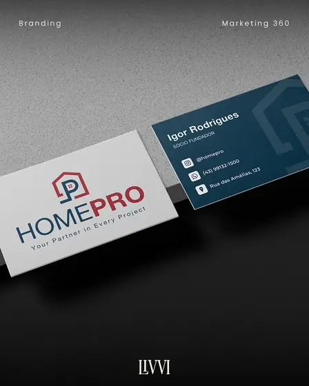 Cartão de visita da HomePro em azul e vermelho com o monograma da marca