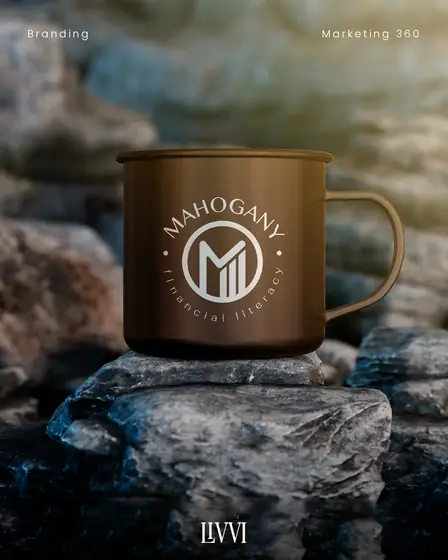 Caneca com o selo da Mahogany Financial Literacy aplicado
