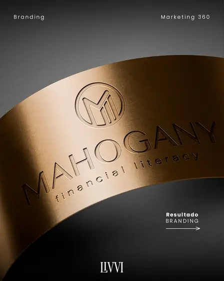 Logomarca da Mahogany Financial Literacy aplicada em relevo sobre metal, projeto de branding da Livvi