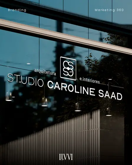 Fachada em vidro com a identidade visual do Studio Caroline Saad, projeto de estruturação de marca da Livvi