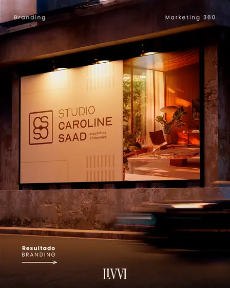 Vitrine iluminada com a marca do Studio Caroline Saad, arquitetura e interiores